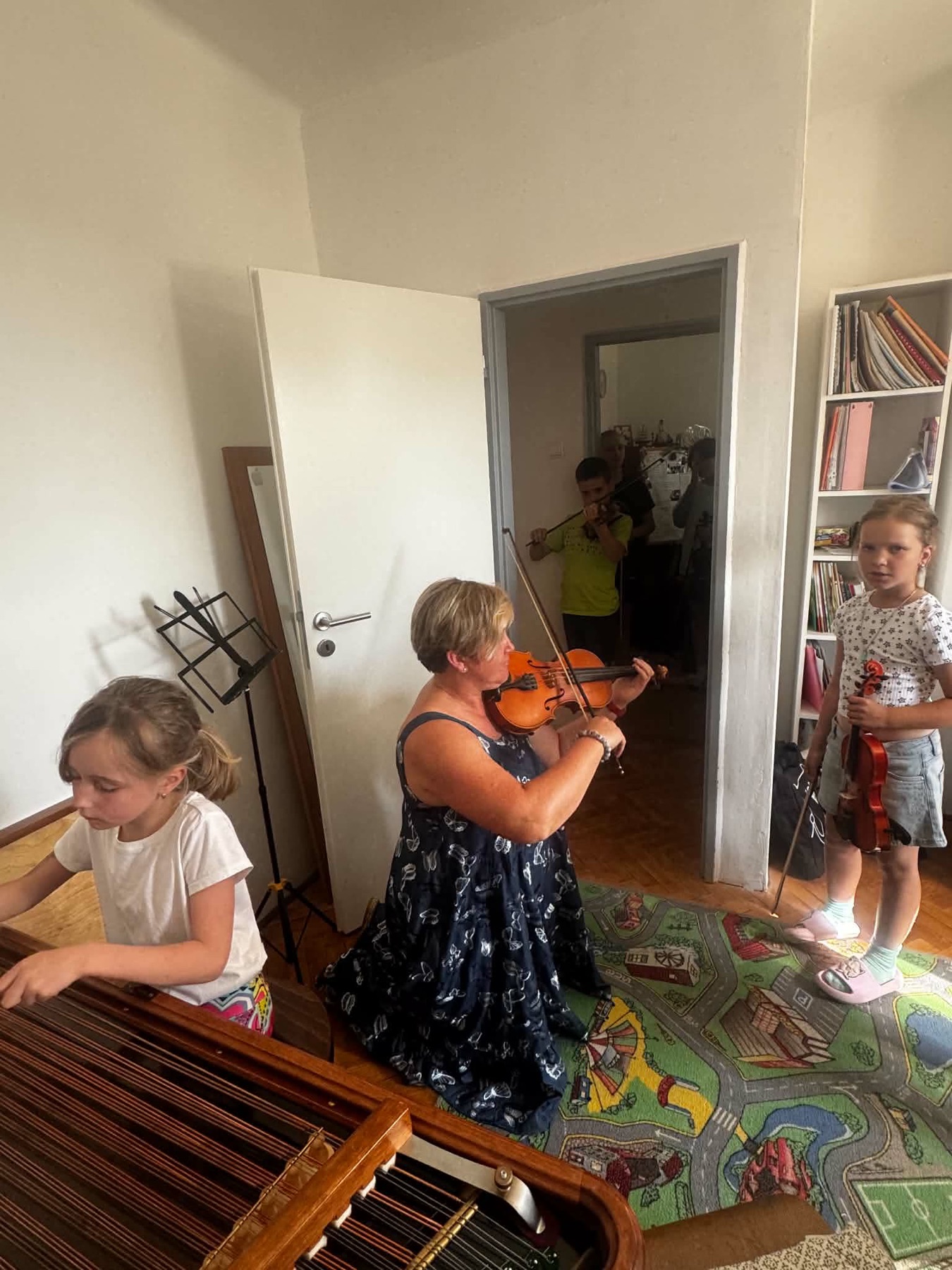 Príprava husľovej triedy pani učiteľky Kataríny Bielikovej na Záverečný koncert SZUŠ Červeník